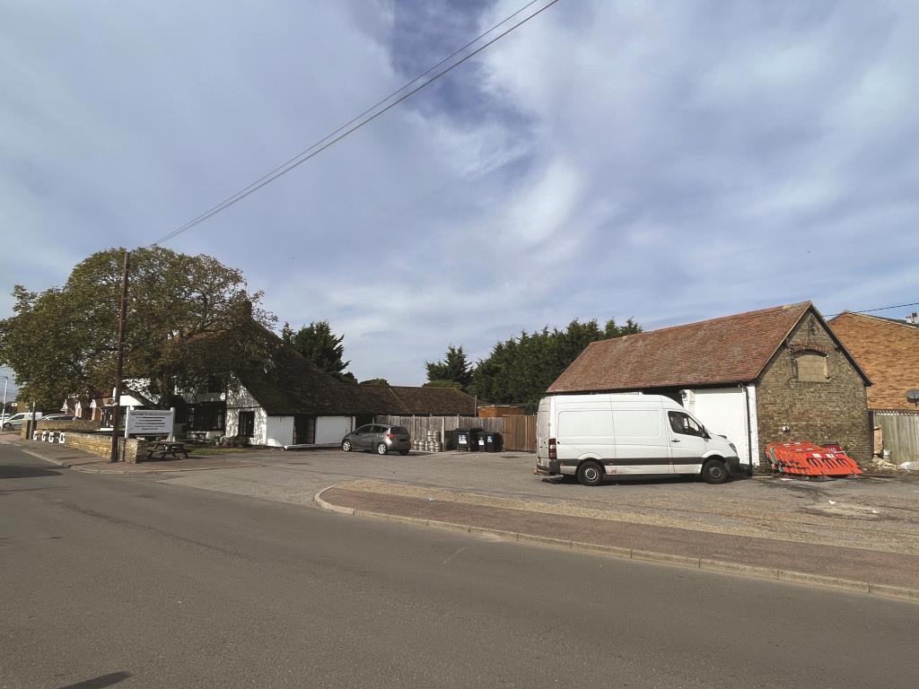 Lot: 29 - PERIOD PUBLIC HOUSE FOR REFURBISHMENT ON THIRD OF AN ACRE WITH DEVELOPMENT POTENTIAL - View of frontage of Pub for refurbishment
